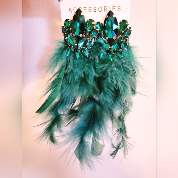 🎀Green Feather Earings With Jewel Embellishments - Picture 3 of 3